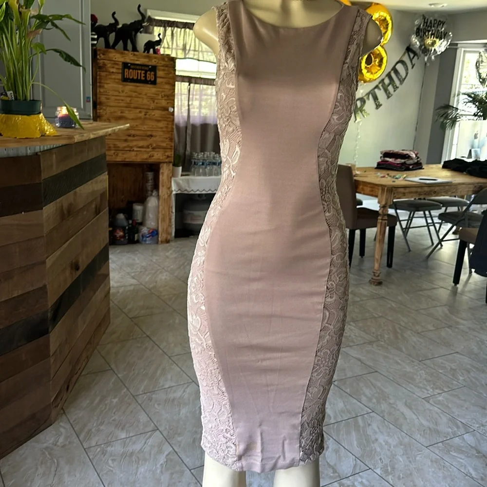 Bebe s/p woman’s bodycon sleeveless dress floral lace side panels tan
